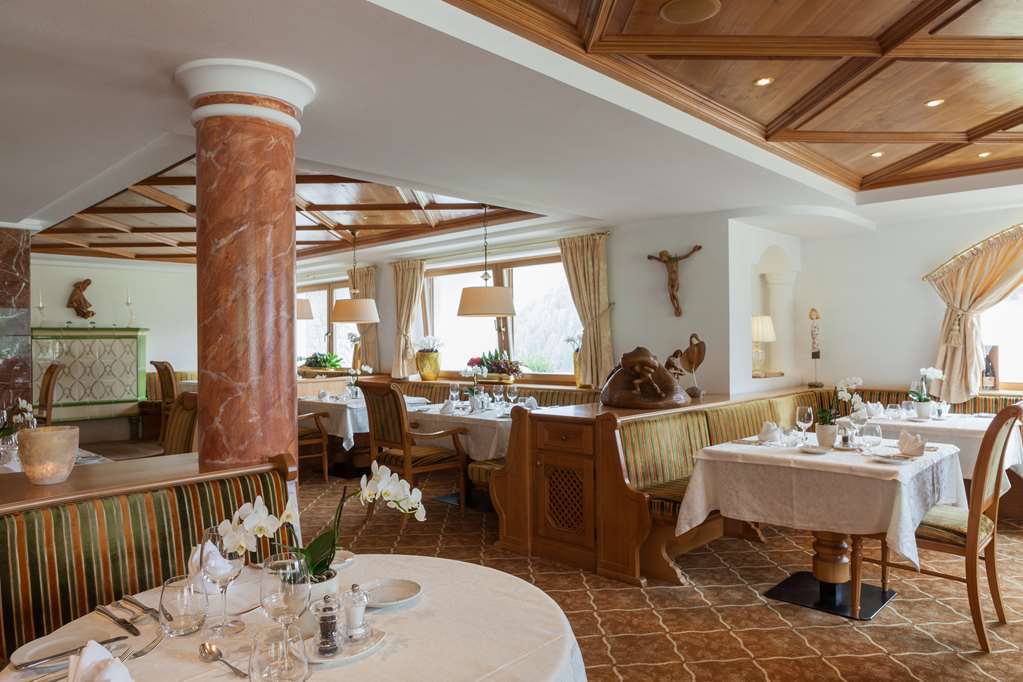 Og Granvara Relais And Spa Selva di Val Gardena Restoran gambar